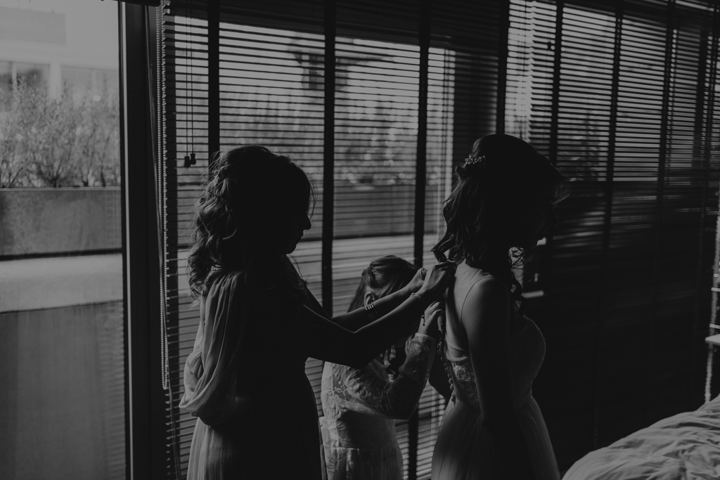 bride getting ready in Shoreditch by Lisa Jane Photography