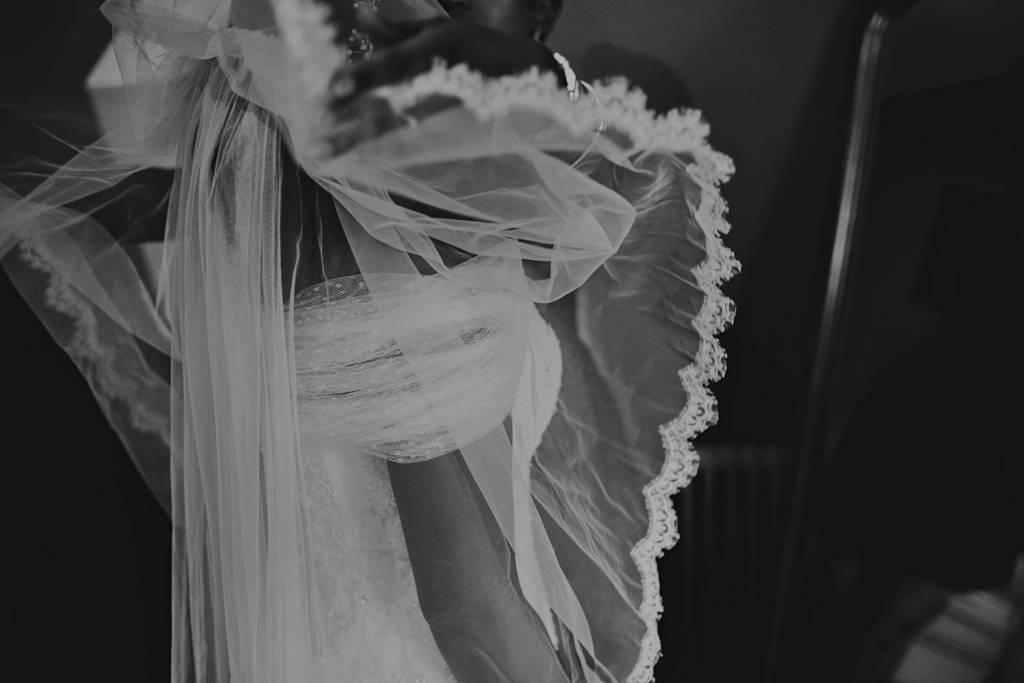 Bride putting on veil | Lisa Jane Photography |Modern London Wedding Photography